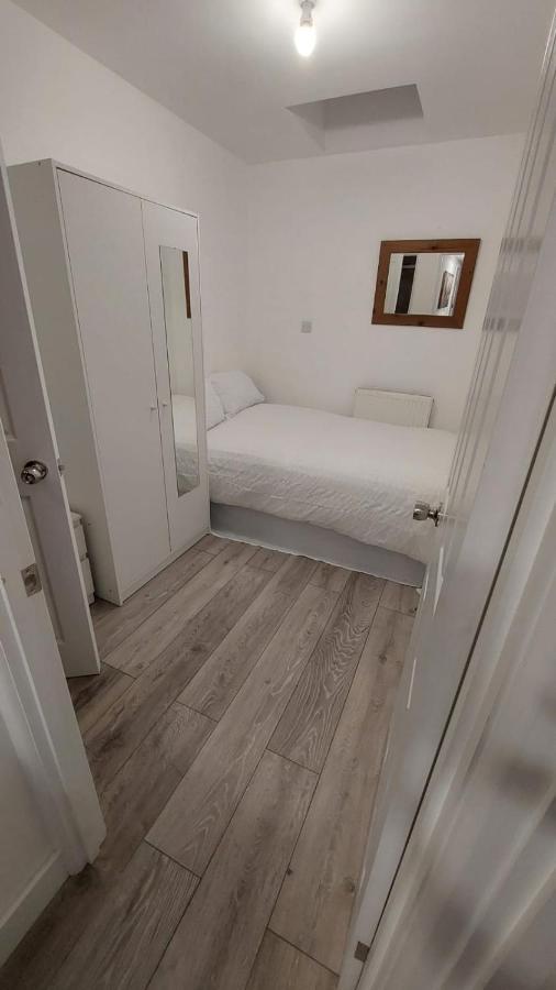 Double En-Suite Room Available In 3 Bed Apt London Luaran gambar